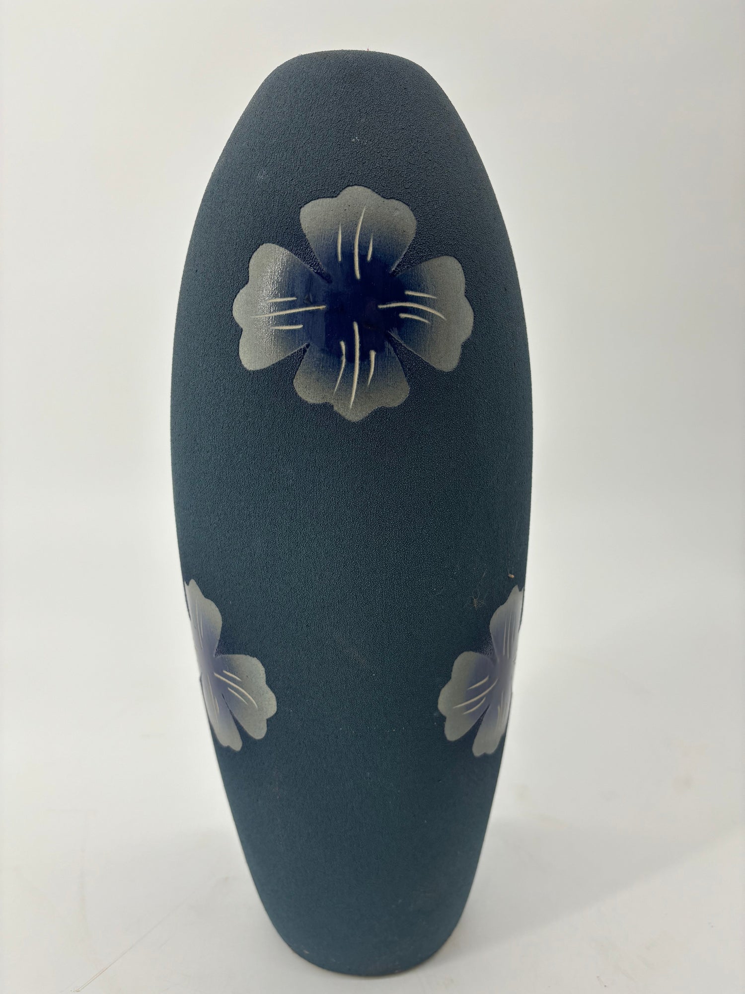 Handmade ceramic vases: an elegant encounter between dark blue and light grey