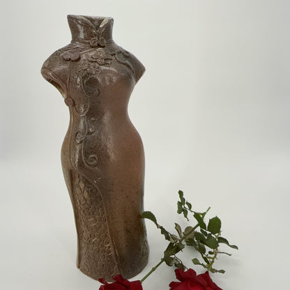Handmade Ceramic Vase – Elegant Woman in Cheongsam Design, Artisanal Home Déco