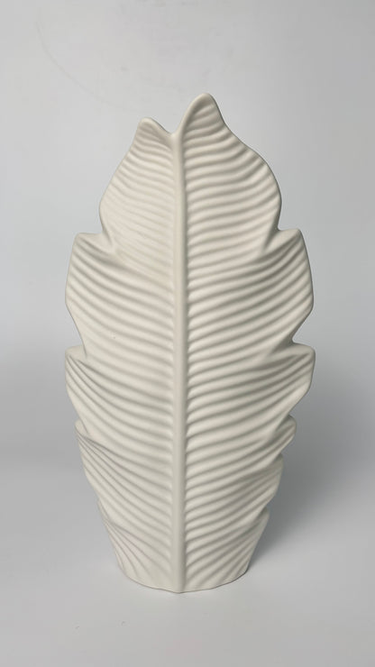 White Maple Leaf-Shaped Ceramic Vase – Unique & Fashionable Home Decoration, Elegant Design