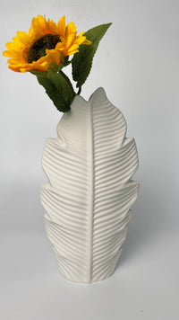 White Maple Leaf-Shaped Ceramic Vase – Unique & Fashionable Home Decoration, Elegant Design