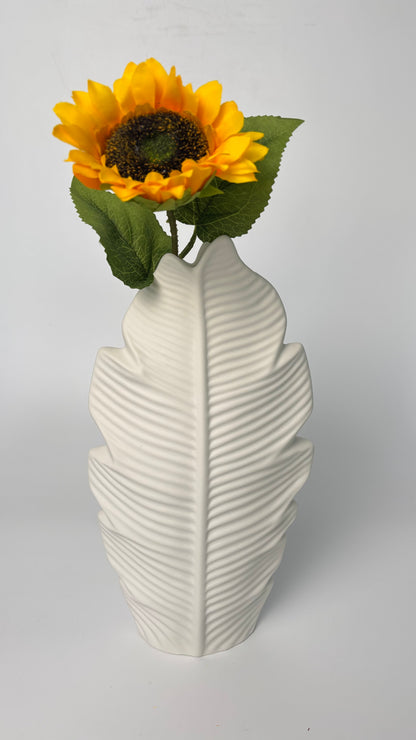 White Maple Leaf-Shaped Ceramic Vase – Unique & Fashionable Home Decoration, Elegant Design