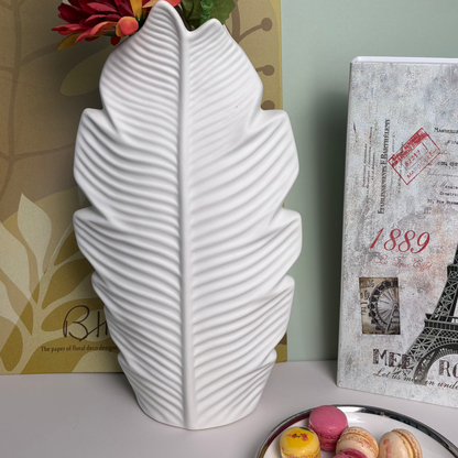 White Maple Leaf-Shaped Ceramic Vase – Unique & Fashionable Home Decoration, Elegant Design