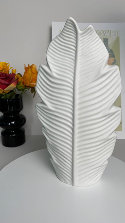 White Maple Leaf-Shaped Ceramic Vase – Unique & Fashionable Home Decoration, Elegant Design