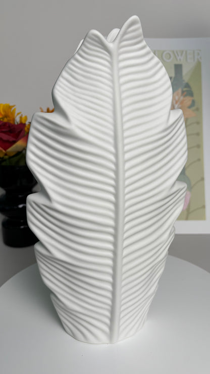 White Maple Leaf-Shaped Ceramic Vase – Unique & Fashionable Home Decoration, Elegant Design