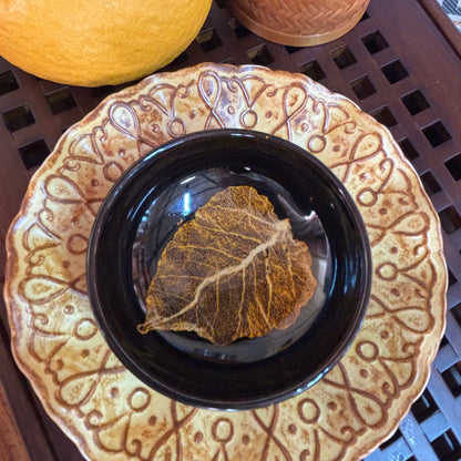 Round Ceramic Teacup with Real Leaf Inside – Unique Handcrafted Design, No Two Alike